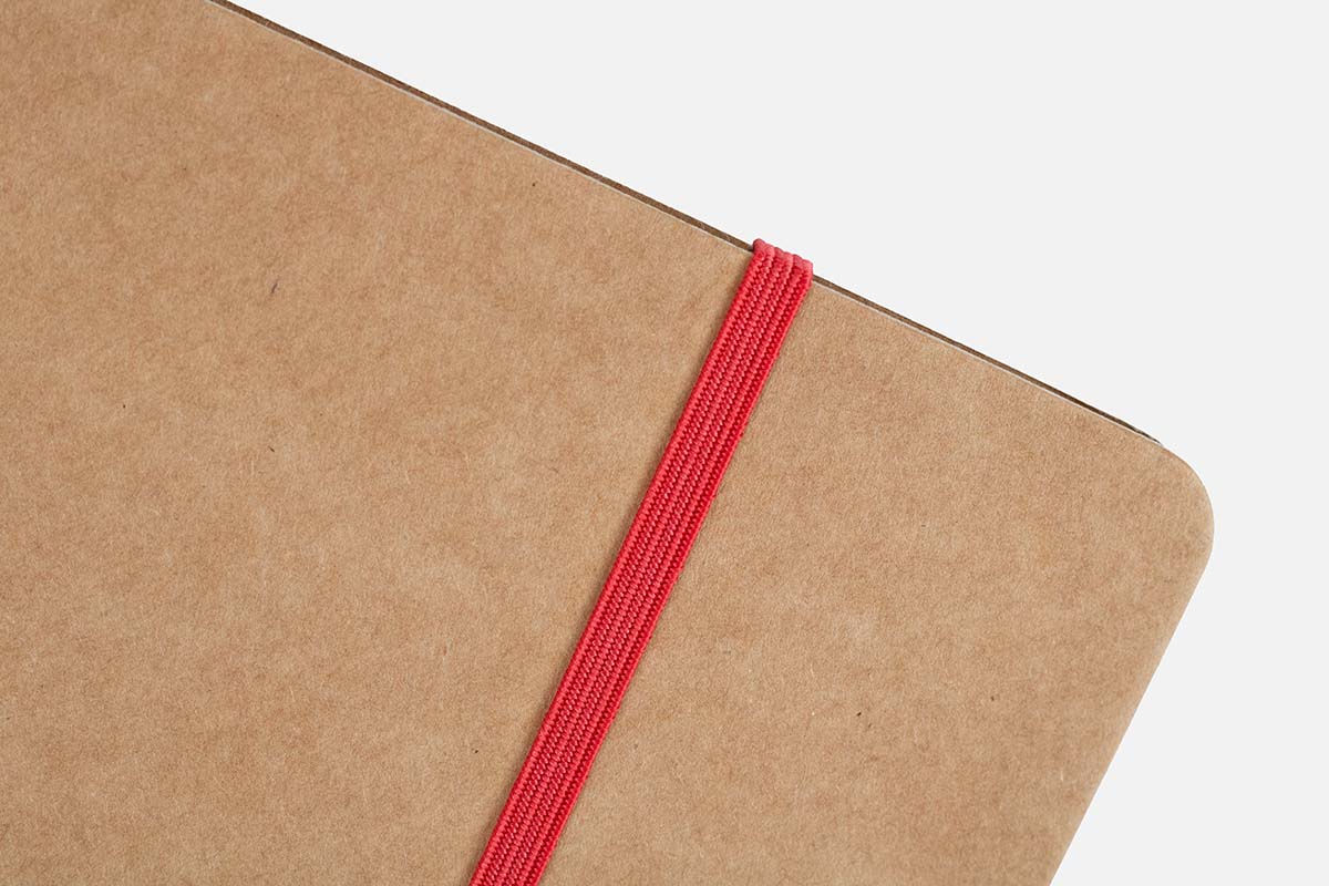 Ringbuchordner aus Naturkarton mit rotem Gummibandverschluss
