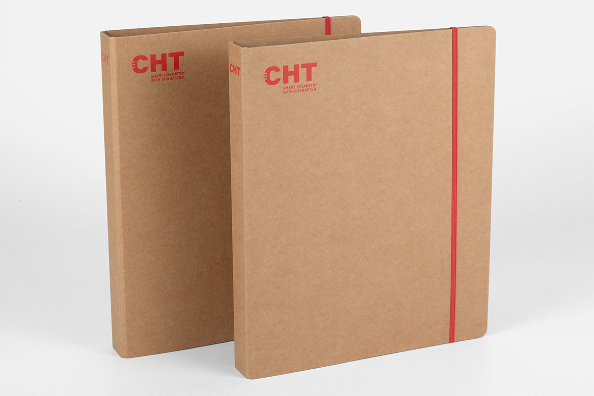 Ringbuchordner aus Naturkarton mit Siebdruck und Gummibandverschluss für Unterlagen